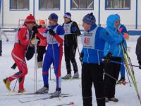 Спортсмены ветераны готовятся к старту лыжной гонки